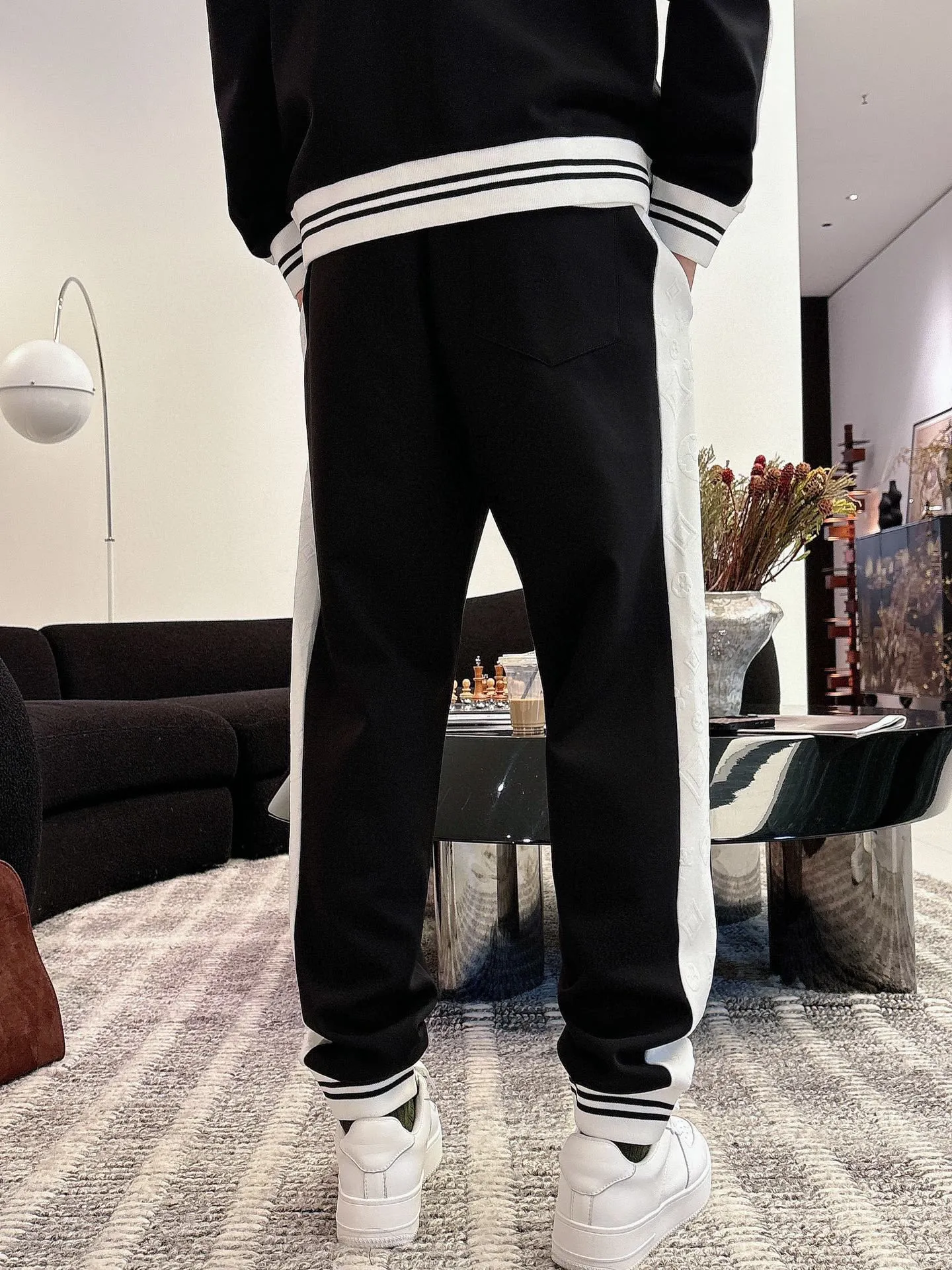 🅿️720 [LV Louis Vuitton] hot-selling suit is coming. Focus on the original version of the official website. 2025 new hot-selling cardigan and sweatshirt suit. The original order is the best. 🇭🇰The meticulous work of top designers. It has a fitting and perfect upper body effect. All-natural high-quality Tencel Roman cotton 100%, close-fitting comfort, noble and elegant! Original hardware embodies elegance and nobility! Counter size: M-3XL (maximum wear up to 190 pounds)